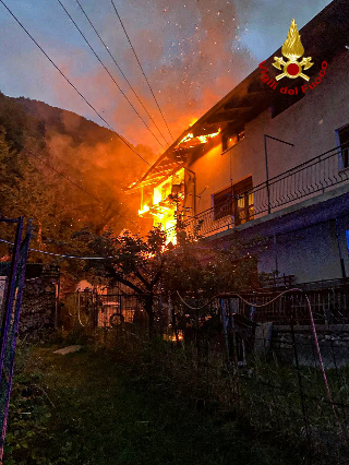 Fiamme in casa a Salbertrand, tre persone evacuate